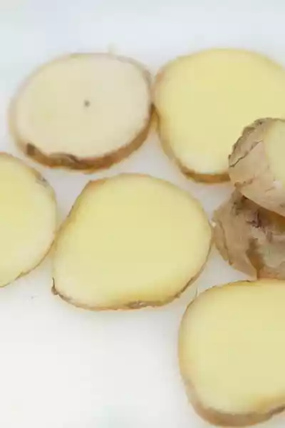 Kandierter Ingwer mit frischer Wurzel — süß-würziger Snack