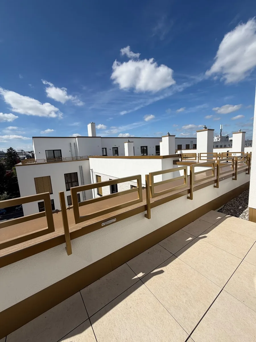 Dachterrasse goldenes Geländer — Oro Design