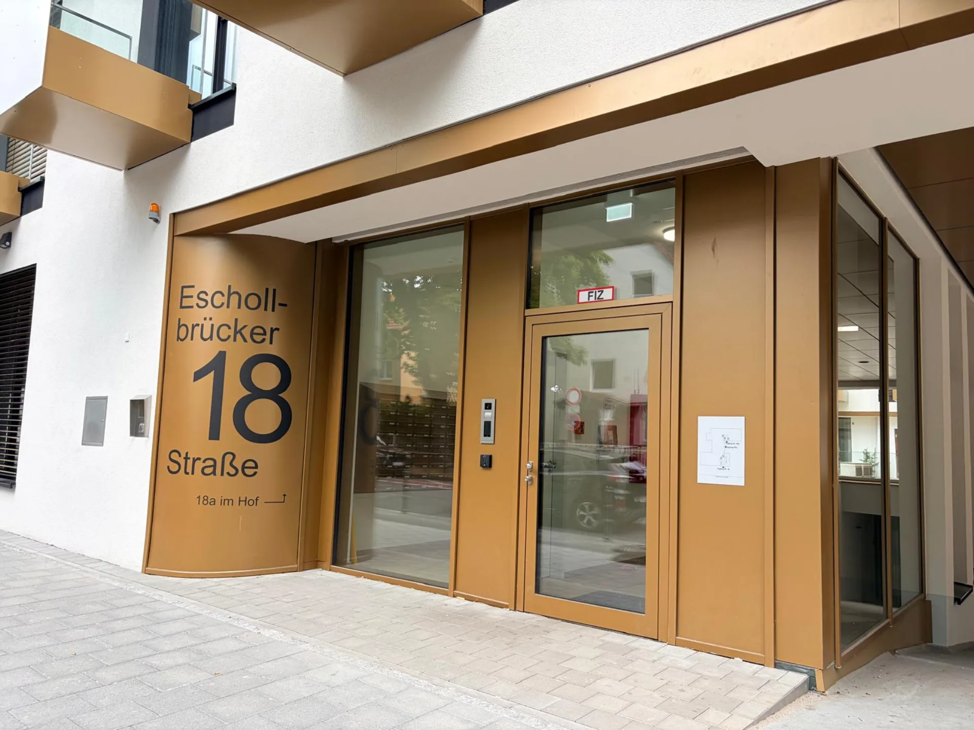 Eingang ORO Darmstadt — Eschollbrücker Straße 18, Eingangstür mit Gebäudeschild