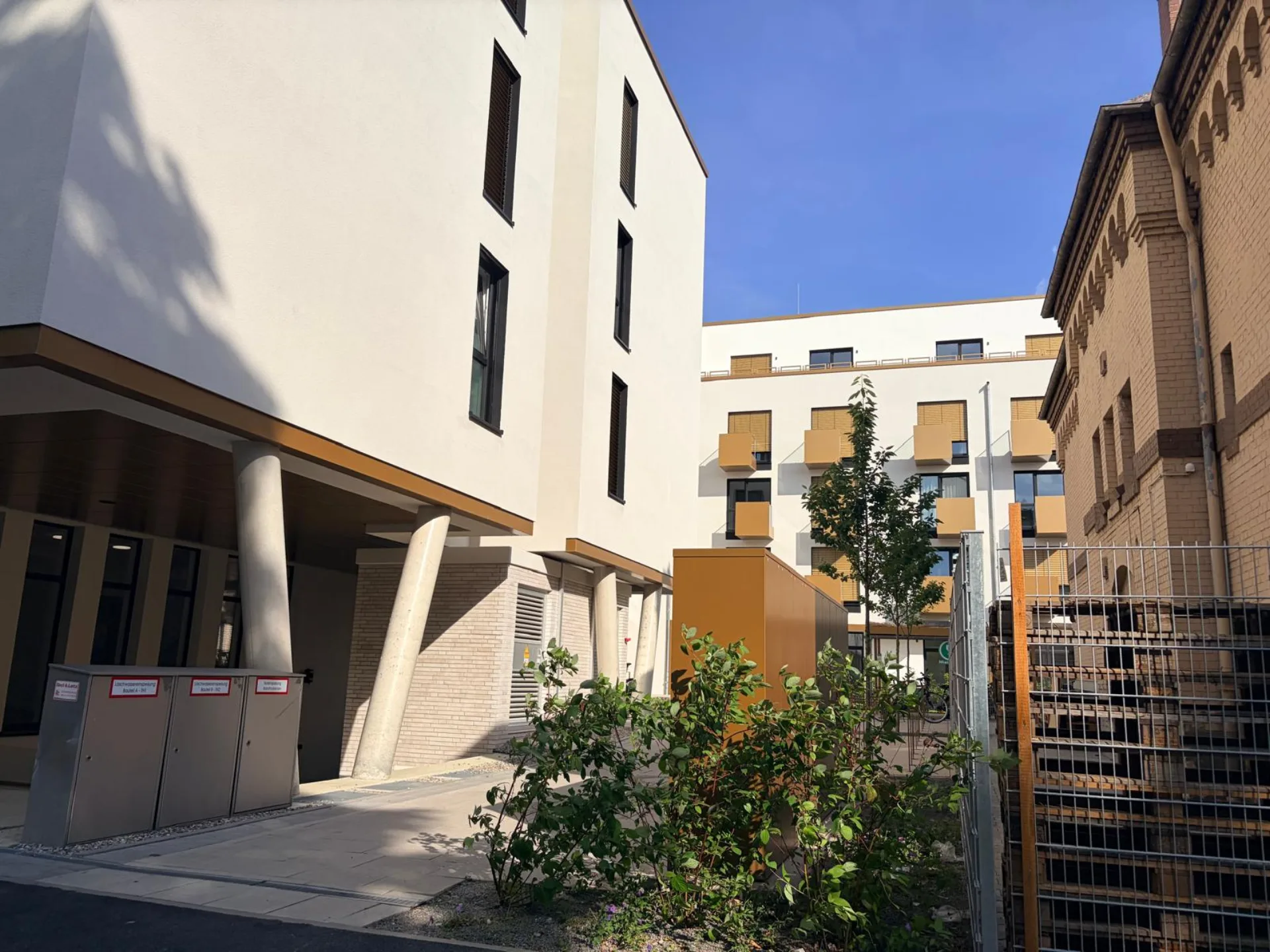 ORO Darmstadt Innenhof — Seitenansicht mit Bepflanzung und Innenhof-Baukörper