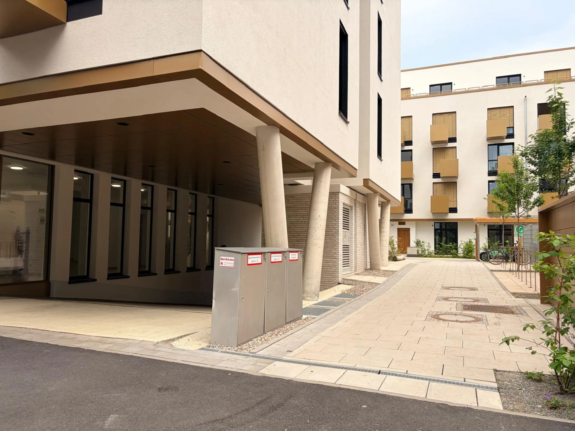 ORO Darmstadt Innenhof-Zufahrt — Arkade mit Säulen und Fahrradstellplätze