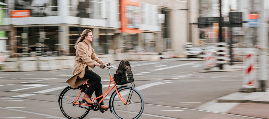 Person fährt Fahrrad in der Stadt