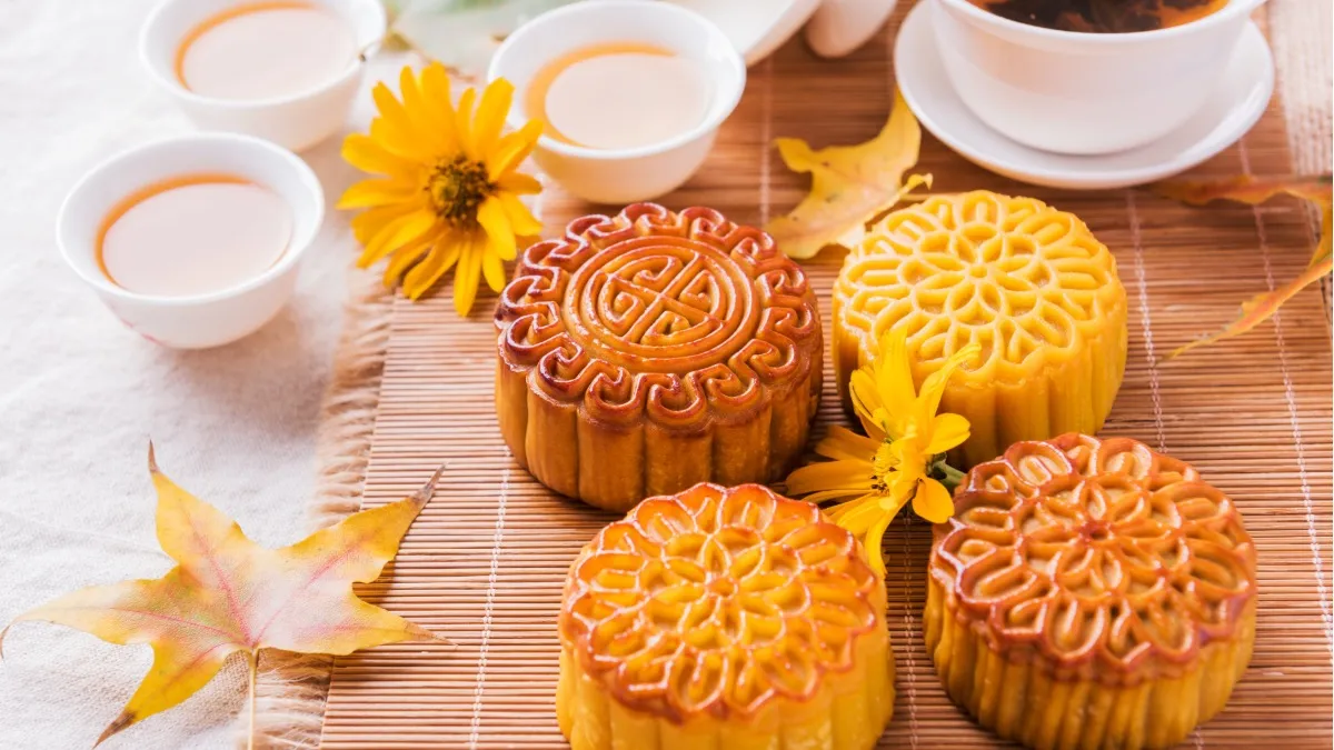 Chinese mooncake sliced – traditional filling