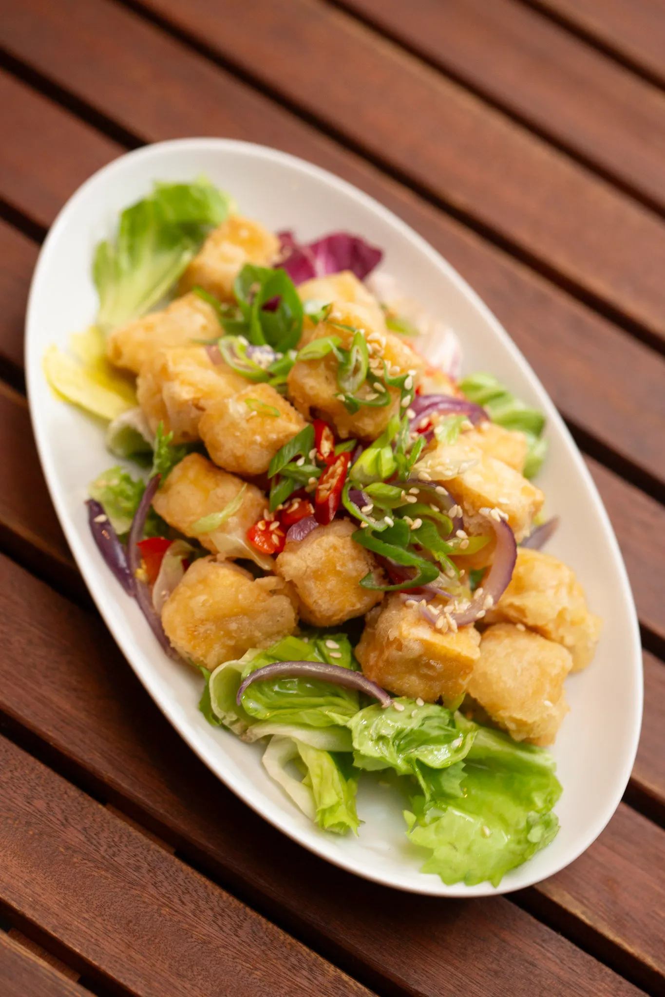 Frittierter Tofu mit Salz und Pfeffer serviert