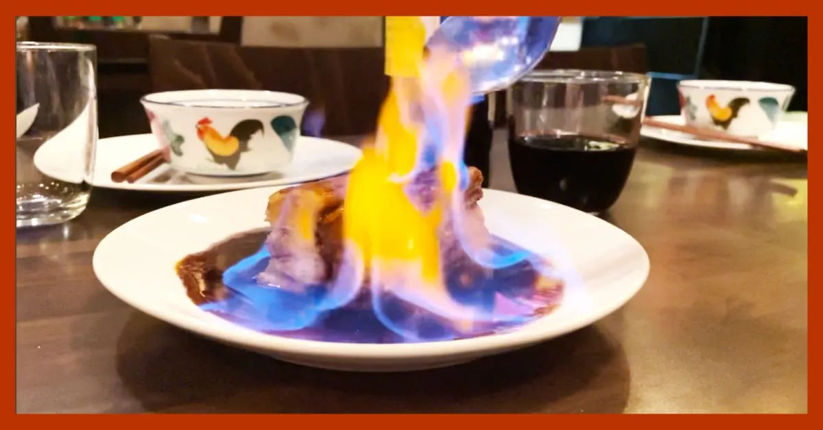 Flambiertes Char Siu – karamellisierte Oberfläche, Detailaufnahme