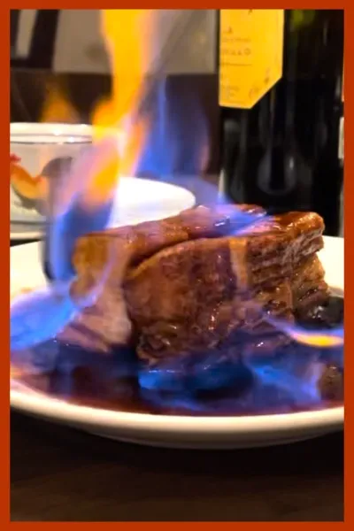 Flambiertes Char Siu – im Bambuskorb angerichtet