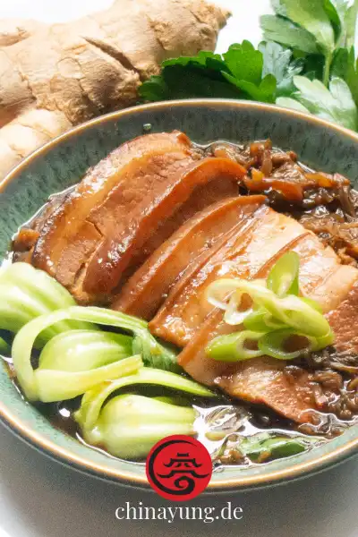 Schweinebauch in aromatischer Sauce – Detailansicht