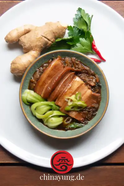 Geschmorter Schweinebauch mit Mei Cai als Dim Sum serviert