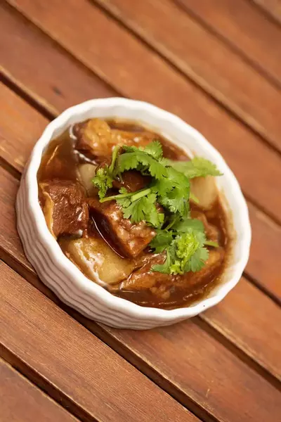 Zart geschmortes Rindfleisch mit Pak Choi in Sauce