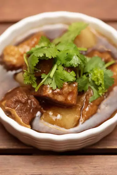 Geschmortes Rindfleisch mit Pak Choi als Dim Sum serviert