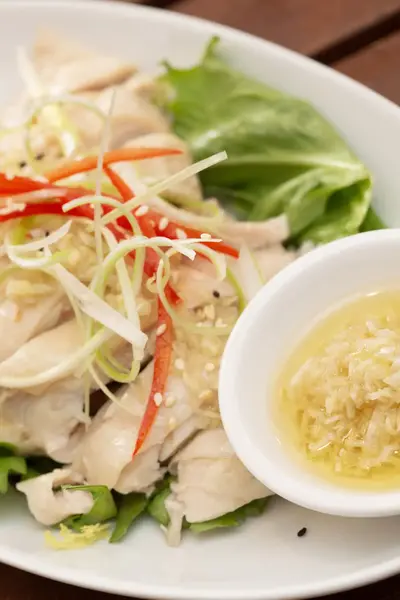 Maishähnchen mit frischem Ingwer in Nahaufnahme