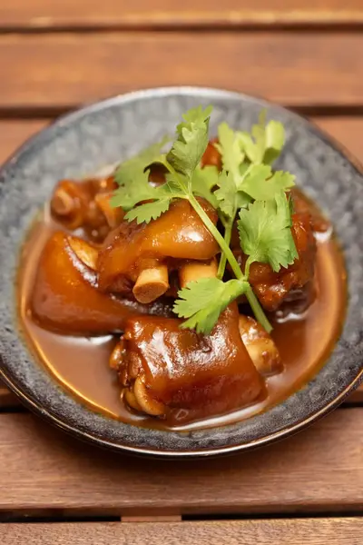 Dim-Sum-rot-geschmorte Schweinefüße klassisch präsentiert