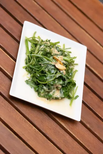 Wasserspinat mit fermentiertem Tofu – veganes Dim-Sum-Gericht