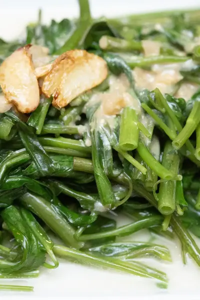 Dim-Sum-Wasserspinat mit fermentiertem Tofu serviert
