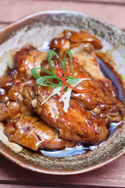 Sanbeiji (三杯雞) – Drei-Tassen-Huhn als Dim-Sum-Portion