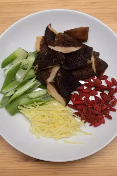Gedämpftes Huhn mit Pilzen (香菇蒸鸡) – klassisches Dampfgericht