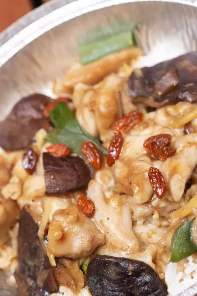 Huhn mit Shiitake-Pilzen schonend gedämpft