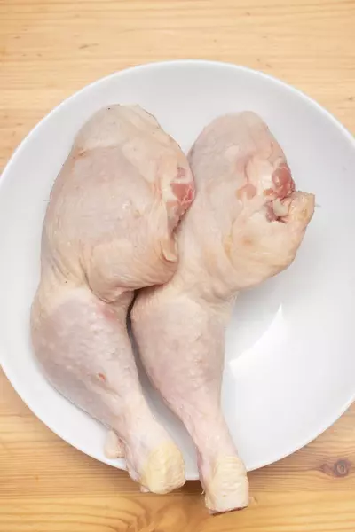 Gedämpftes Huhn mit Pilzen in Nahaufnahme