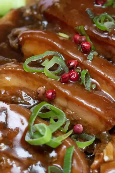 上桌的梅菜扣肉