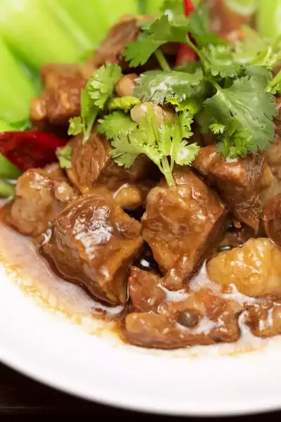 Chu hou beef served