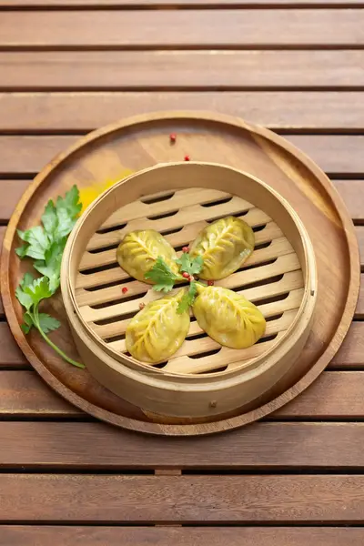 Gedämpfte Jiaozi mit Curry-Rindfleisch