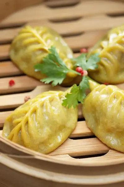Jiaozi mit Curry-Rindfleisch in Nahaufnahme