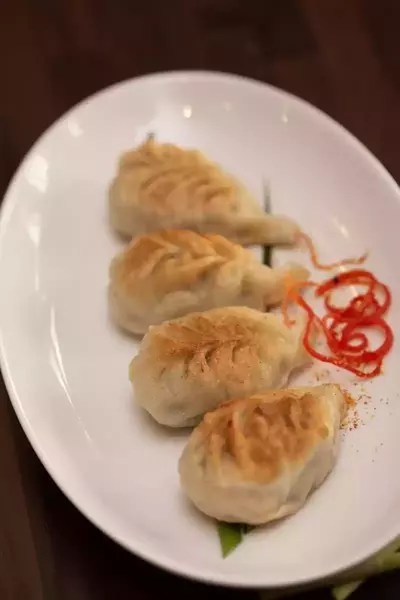 Herstellung von Jiaozi – Falten und Formen