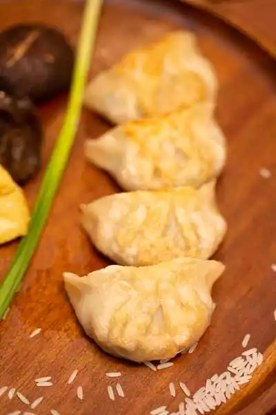 Vegetarische Jiaozi mit Tofu und Pilzen in Nahaufnahme