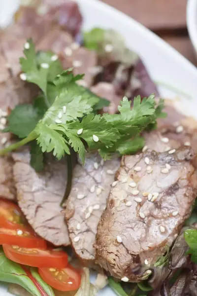 Rindfleisch in Meisterbrühe gekocht – traditionelles chinesisches Schmorgericht