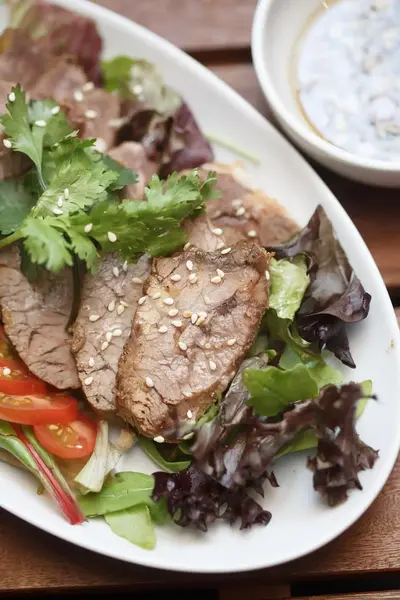 In aromatischer Meisterbrühe langsam gegartes Rindfleisch