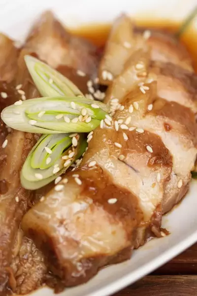 Schweinebauch Char Siu in Scheiben serviert
