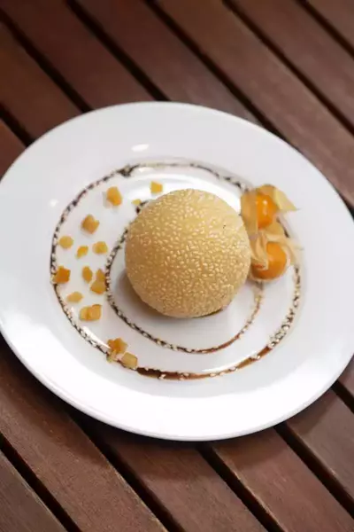 Sesambällchen (芝麻球) frisch frittiert