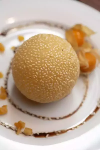 Sesambällchen mit süßer Füllung