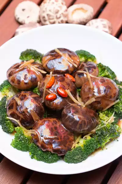 Shiitake-Pilze mit Brokkoli serviert