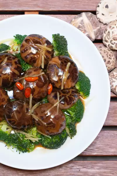 Shiitake-Pilze und Brokkoli frisch aus dem Wok