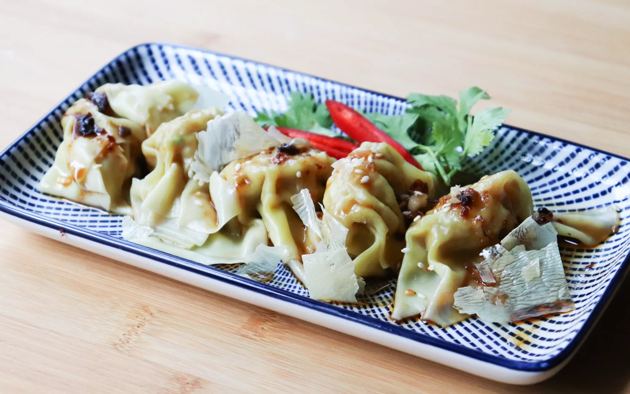 Pochierte Wan Tan mit Chili-Essig