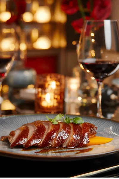 Peking Ente Tafel mit Weinbegleitung – komplettes kulinarisches Erlebnis mit ganzer Ente, hausgemachten Pfannkuchen, frischem Gemüse und passendem Riesling oder Spätburgunder